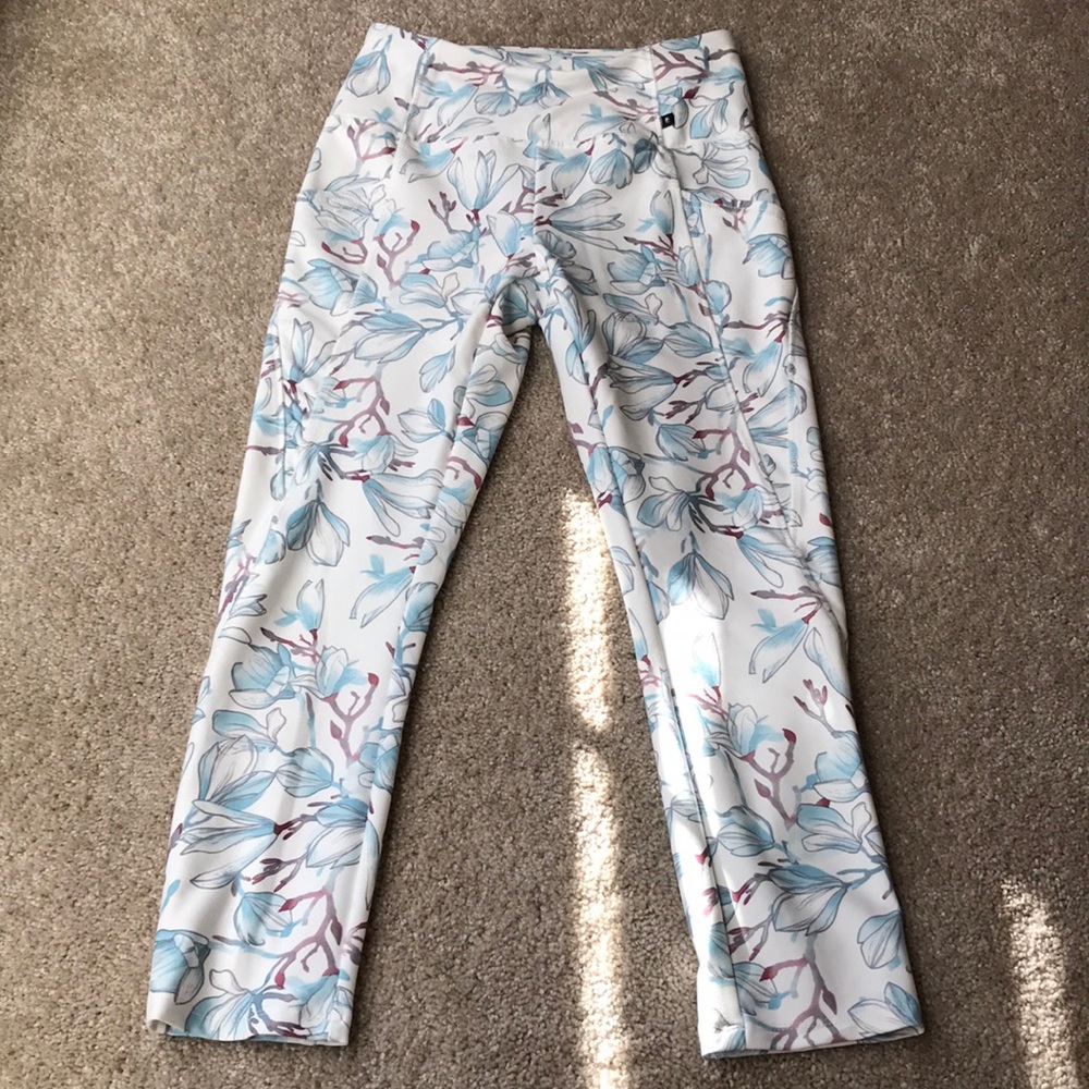 Size small yoga pants. Hardly worn.